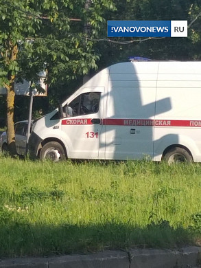 Скорая влетела в дерево у Мечети в Иванове